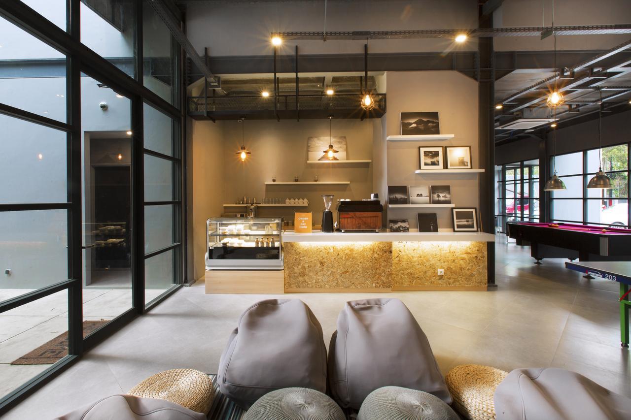 Nomad Hostel Kemang Джакарта Экстерьер фото